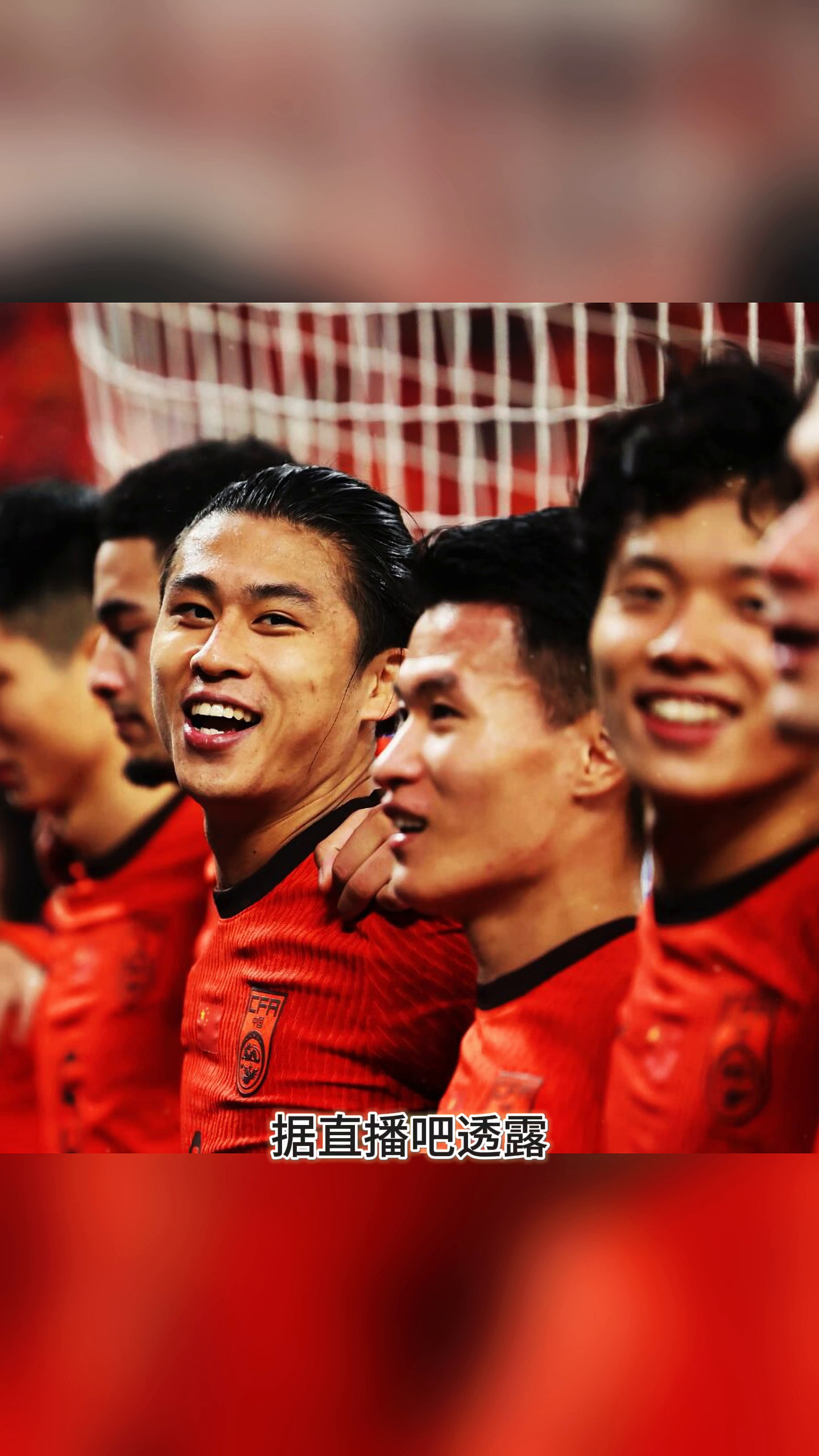 九游娱乐网址-中国香港队宾纪文晒与王钰栋合影：赛后我第一时间向他道歉(王钰栋足球生涯)