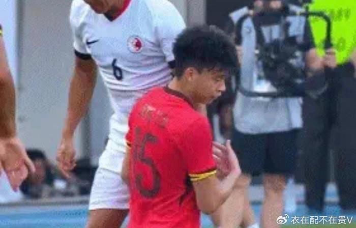 中国香港队宾纪文晒与王钰栋合影：赛后我第一时间向他道歉(王钰栋足球生涯)
